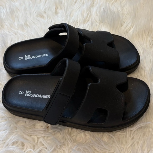 No Boundaries Black Geo Slide Sandals - Picture 2 of 3